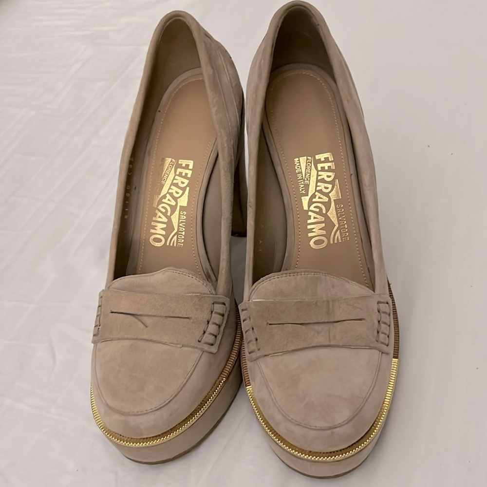 Salvatore Ferragamo Suede Pumps color Neutrals